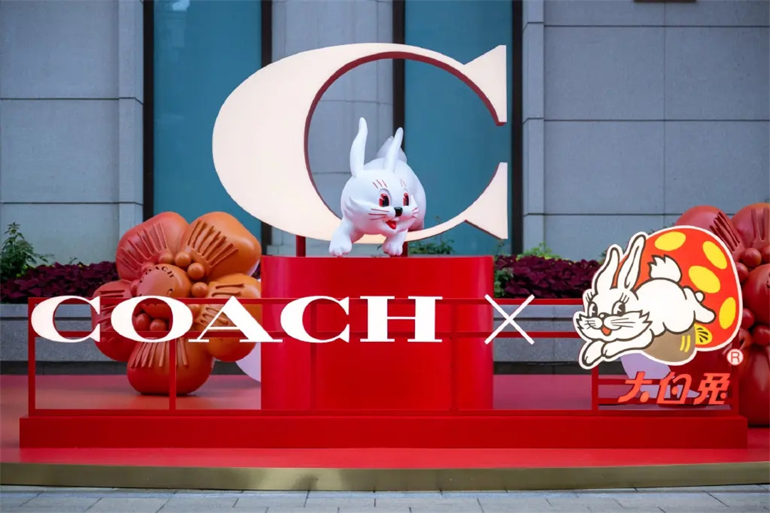 COACH x 大白兔想象之境，限時(shí)空降上海益豐外灘源 潮一不貳