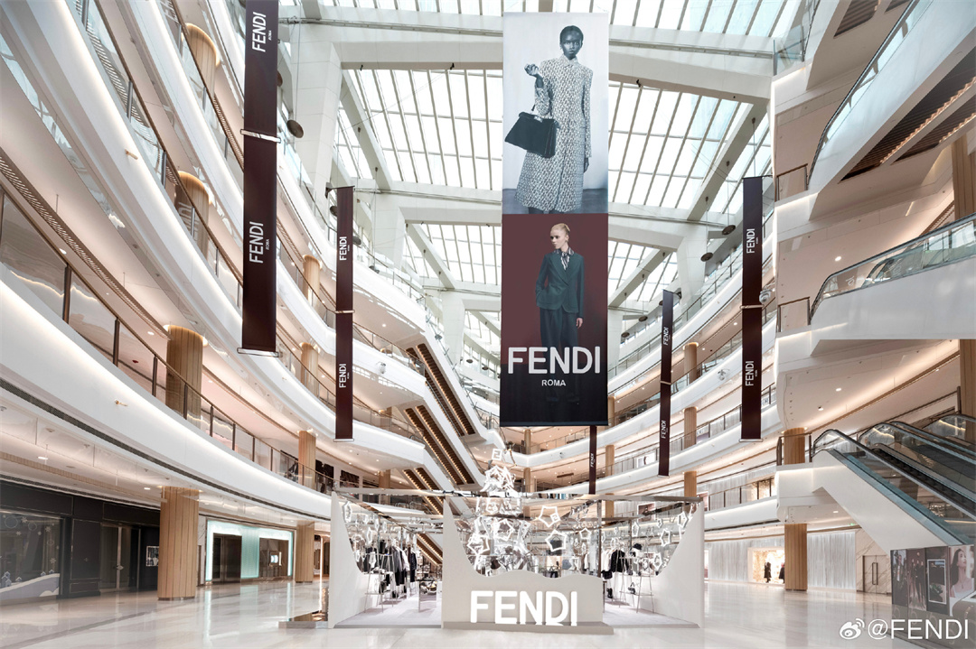 FENDI 2023冬季膠囊系列限時(shí)店，在上海恒隆廣場(chǎng)燦然啟幕